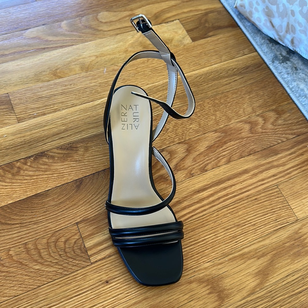 New with tags never worn Naturalizer black strappy heels size 9.5